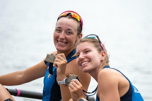La regina del lago di Varese Alice Codato, a sinistra, con Laura Meriano in barca con l'otto femminile e la seconda medaglia europea in due giorni