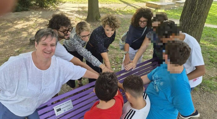 Una panchina viola per sensibilizzare sull’Alzheimer: a Castellanza un simbolo di ascolto e vicinanza Una panchina viola per sensibilizzare sull’Alzheimer: a Castellanza un simbolo di ascolto e vicinanza