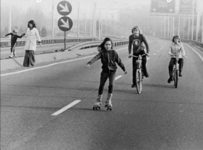 Tutti a piedi, in bici o sui pattini, come aitempi dell'austerity (foto da internet)