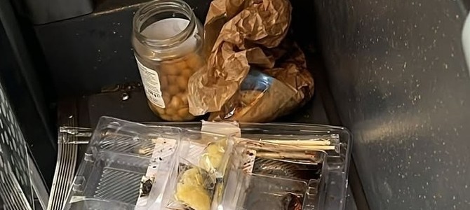 I resti del pranzo (foto pagina Facebook di Autolinee Varesine)