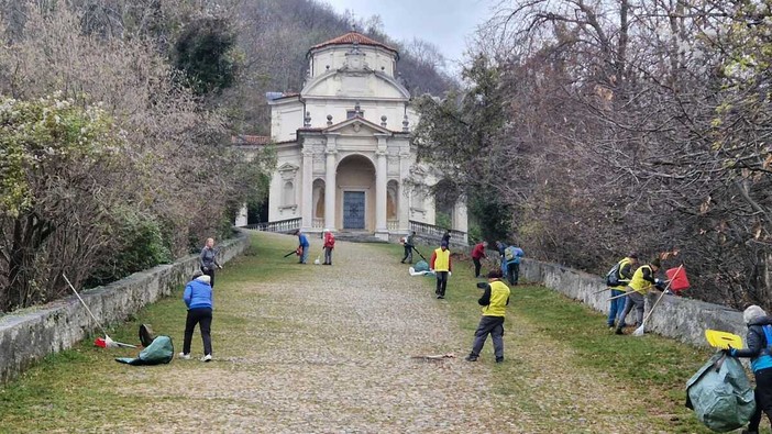 I volontari del Cai Senior di Varese in azione oggi sulla Via Sacra