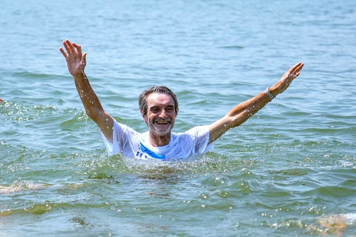 VIDEO. Fontana posta su Instagram il suo tuffo nel lago di Varese: «Una gioia rivedere la famiglia in riva al lago»