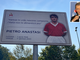 La targa per Pietro Anastasi e nel riquadro Ezio Greggio