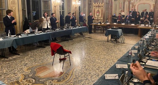 VIDEO. Varese, minuto di silenzio e commozione del consiglio comunale per il &quot;suo&quot; Maroni