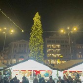La magia del Natale accende Varese a partire dall'albero e dal mercatino di piazza Monte Grappa (Foto Alessandro Umberto Galbiati)