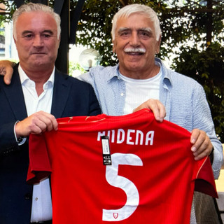 Massimo Foghinazzi e quella maglia biancorossa con il numero 5 consegnata all'indimenticabile Lele Andena, scomparso all'improvviso a 79 anni, nel ritrovo dei grandi alla Schiranna dello scorso fine settembre