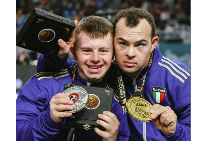 Allesina (a destra) e Buwalda. Foto dalla pagina Facebook &quot;Fijlkam Federazione Italiana Judo Lotta Karate Arti Marziali&quot;