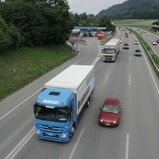 Automobilisti senza vignette autostradali in Svizzera: multe al confine