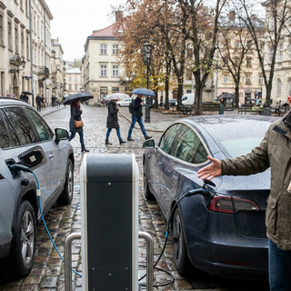 Che differenza c'è tra auto ibrida ed elettrica: guida pratica