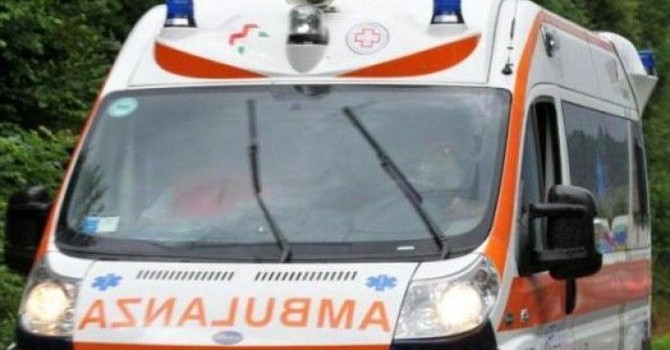 Investito mentre lavora a bordo strada: grave un 63enne Investito mentre lavora a bordo strada: grave un 63enne