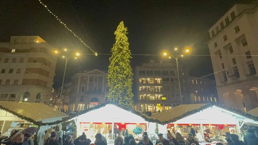 La magia del Natale accende Varese a partire dall'albero e dal mercatino di piazza Monte Grappa (Foto Alessandro Umberto Galbiati) La magia del Natale accende Varese a partire dall'albero e dal mercatino di piazza Monte Grappa (Foto Alessandro Umberto Galbiati)