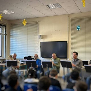 Il Corpo Filarmonico porta la musica nelle scuole di Laveno Mombello: strumenti, emozioni e applausi tra i banchi