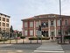 L'edificio in piazza De Gasperi che ospita sala consiliare, uffici postali e biblioteca comunale