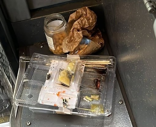 I resti del pranzo (foto pagina Facebook di Autolinee Varesine)