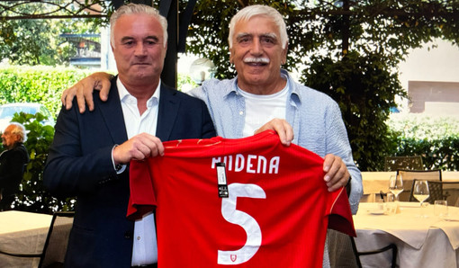 Massimo Foghinazzi e quella maglia biancorossa con il numero 5 consegnata all'indimenticabile Lele Andena, scomparso all'improvviso a 79 anni, nel ritrovo dei grandi alla Schiranna dello scorso fine settembre