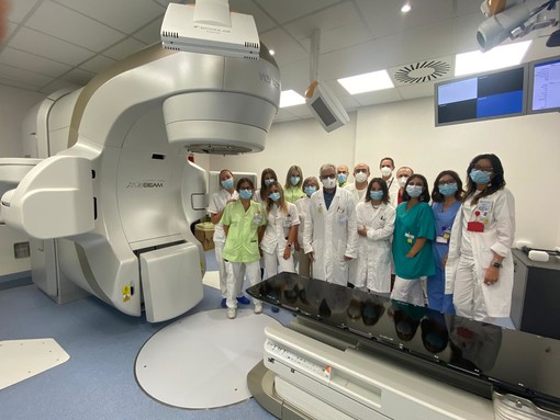 Nella foto, il nuovo acceleratore lineare con l'équipe della Radioterapia