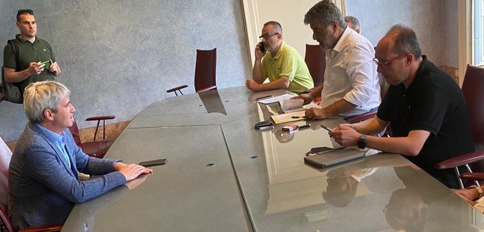 Stefano Amirante, a destra, nella riunione con il sindaco Galimberti, a sinistra, e l'assessore Malerba seduto accanto a lui