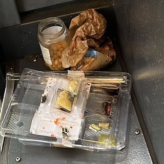 I resti del pranzo (foto pagina Facebook di Autolinee Varesine)