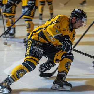 Alessio Piroso, 29 anni, settima stagione a Varese: quando lo speaker dell'Acinque Ice Arena urla il suo nome viene giù tutto (foto Galbiati)