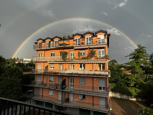 L'arcobaleno spuntato stasera in zona via Crispi a Varese