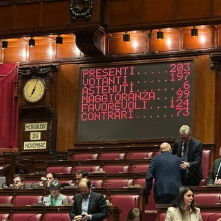 La storica votazione di questa sera alla Camera che approva l'emendamento a favore dell'agricoltura prealpina e pedemontana e, sotto, il deputato Stefano Candiani con la norma che, ora, è legge