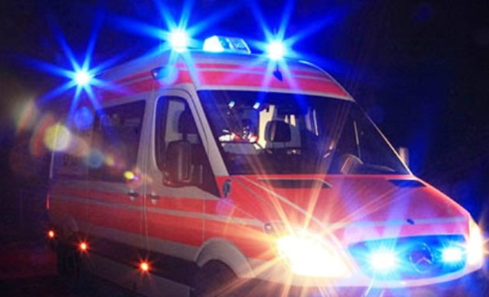Auto si ribalta dopo l'incidente: due giovani donne ferite sull'Autolaghi Auto si ribalta dopo l'incidente: due giovani donne ferite sull'Autolaghi