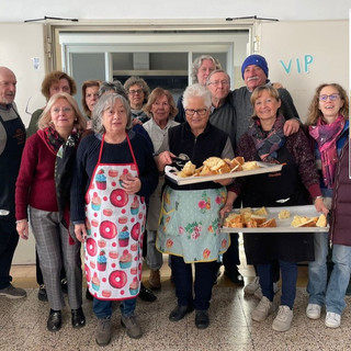 Volontari al lavoro e la presidente Maria Iannone Volontari al lavoro e la presidente Maria Iannone