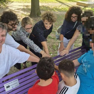 Una panchina viola per sensibilizzare sull’Alzheimer: a Castellanza un simbolo di ascolto e vicinanza Una panchina viola per sensibilizzare sull’Alzheimer: a Castellanza un simbolo di ascolto e vicinanza