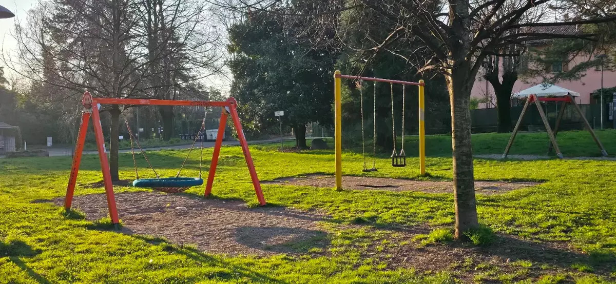 Una giornata di pulizia e un mercatino al Parco Molina di via Brunico