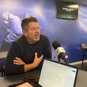 Carlo Bino durante la conferenza stampa di questa mattina al bar del palaghiaccio