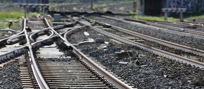 Donna muore travolta da un treno merci sulla Varese-Milano alla stazione di Vanzago-Pogliano