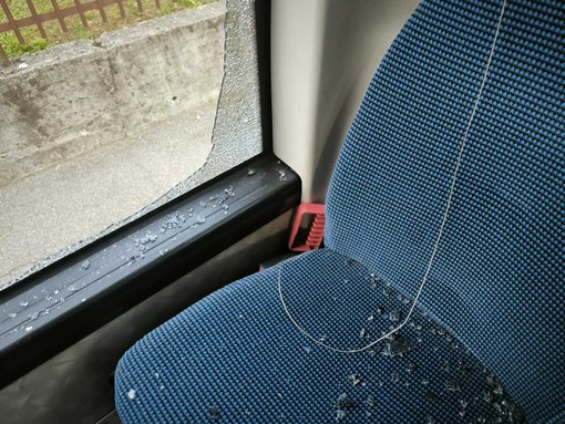 Il vetro infranto sull'autobus a Brebbia