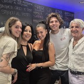 Da sinistra Francesca, Naima, Jessica, Nicolò e Saro, una bellissima squadra alla Bussola di viale Belforte a Varese