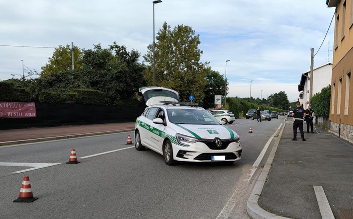 Motorino contro furgone in via Lonate: diciottenne in ospedale Motorino contro furgone in via Lonate: diciottenne in ospedale