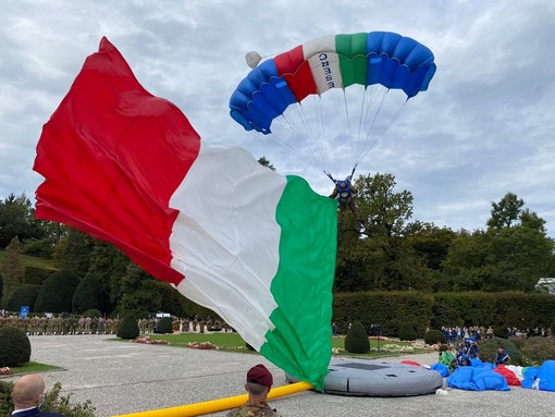 VIDEO e FOTO. Spettacolo e orgoglio: i paracadutisti della Ugo Mara atterrano ai Giardini Estensi