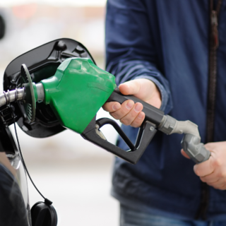 Caro benzina e diesel, il governo corre ai ripari: «Tagliamo 25 centesimi al litro»