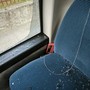 Il vetro infranto sull'autobus a Brebbia