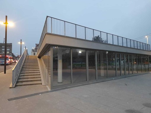Una parte del nuovo immobile di piazzale Kennedy accoglierà il nuovo bar e punto di ristorazione dell'area stazioni. Nelle foto in gallery scalinata e terrazza