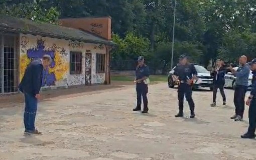 Busto, testato lo “sparalacci” davanti alle telecamere del Tg4. “Avvolto” anche il sindaco