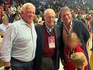 Stefano Bonfiglio, primo in foto a destra, ha acquistato nel 2024 tramite la “costola” PV Ignis l’11% della Pallacanestro Varese: in foto è insieme al presidente Toto Bulgheroni e al vice Paolo Perego, ma è stato anche a colloquio con Luis Scola prima del match