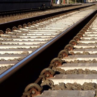 Uomo travolto dal treno sulla Laveno-Milano a Garbagnate: soccorsi in azione e ritardi e cancellazioni