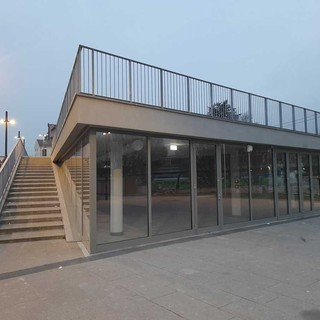 Una parte del nuovo immobile di piazzale Kennedy accoglierà il nuovo bar e punto di ristorazione dell'area stazioni. Nelle foto in gallery scalinata e terrazza