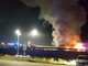 FOTO e VIDEO. Autobus divorato dalle fiamme sull'Autolaghi: soccorsi in azione e A8 chiusa in direzione Varese