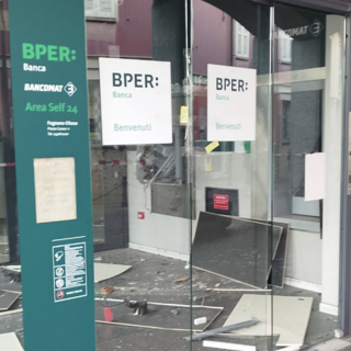 La devastazione provocato dal botto (foto tratta dal gruppo Facebook Fagnano Olona Appuntamenti, Avvisi e Segnalazioni)