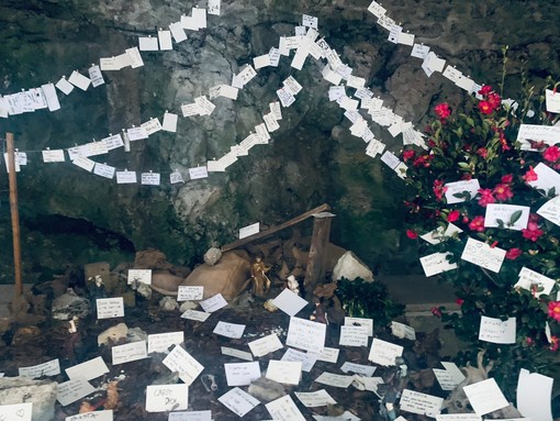 Il Sacro Monte è il libro aperto dei varesini: al lavatoio un muro di messaggi per toccare il cuore