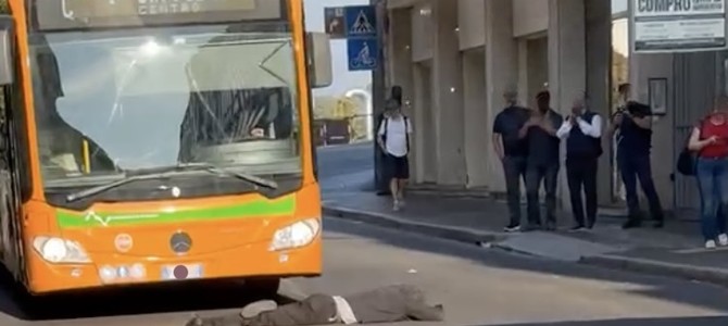 L'uomo sdraiato in strada ieri in via Morosini L'uomo sdraiato in strada ieri in via Morosini