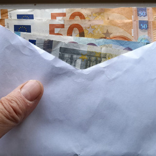 Un semplice gesto d'onestà: trova una busta con 2.800 euro a Germignaga e la consegna ai carabinieri