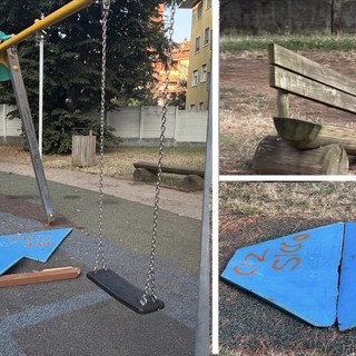 Il parco come appariva ieri, con la "ricostruzione" di una pista sul vialetto e i pezzi mancanti di giochi e panchina