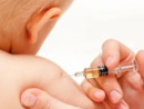 Da pediatri e neonatologi una guida contro paure e bufale: come proteggere davvero i bambini con la vaccinazione