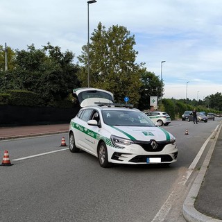 Motorino contro furgone in via Lonate: diciottenne in ospedale Motorino contro furgone in via Lonate: diciottenne in ospedale